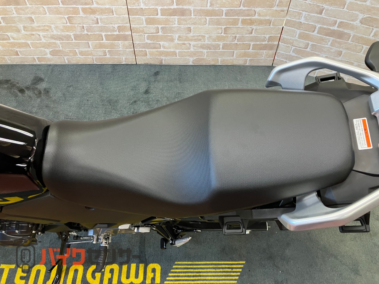 スズキ　Ｖ－ストローム２５０　Ｍ４モデル　ソリッドダスリンクールイエロー　水冷２気筒エンジン　リヤキャリア　ＤＣ電源　ナックルカバー_24