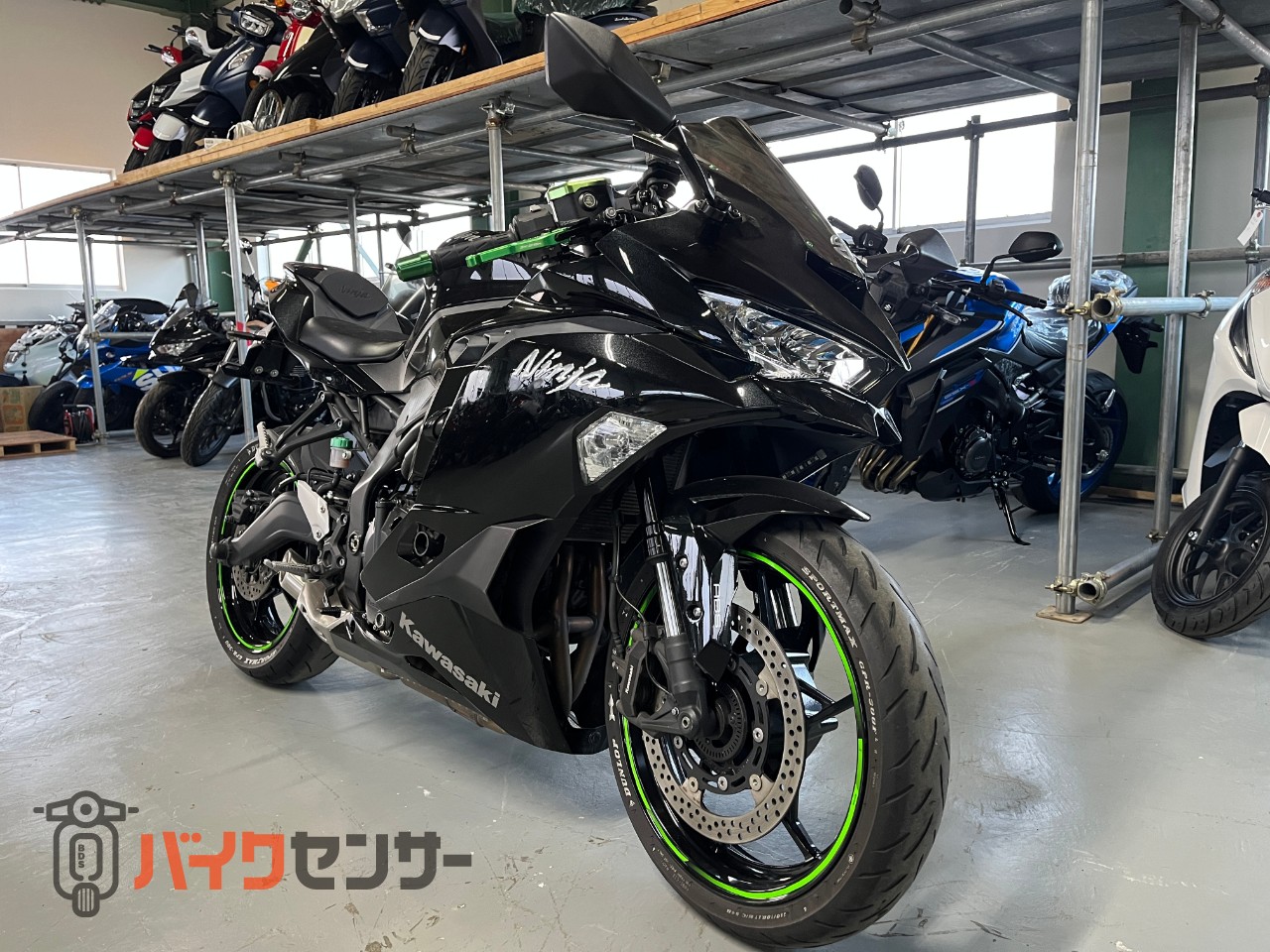 カワサキ Ninja ZX-25R 4発クオータースポーツ！電飾でギラギラです