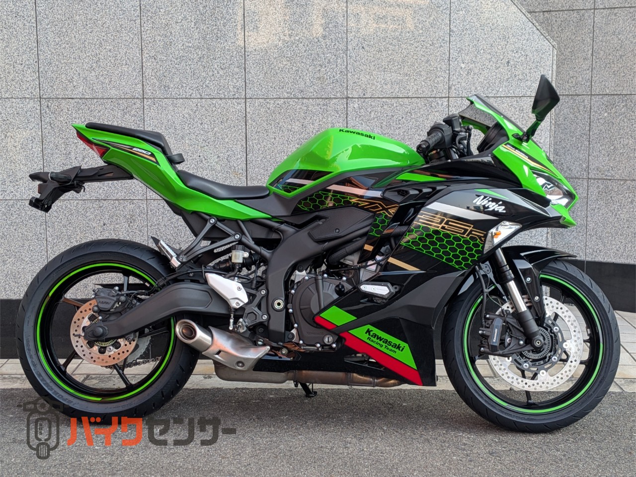 カワサキ Ninja ZX-25R SE 当店新車販売！ワンオーナー！前後タイヤ