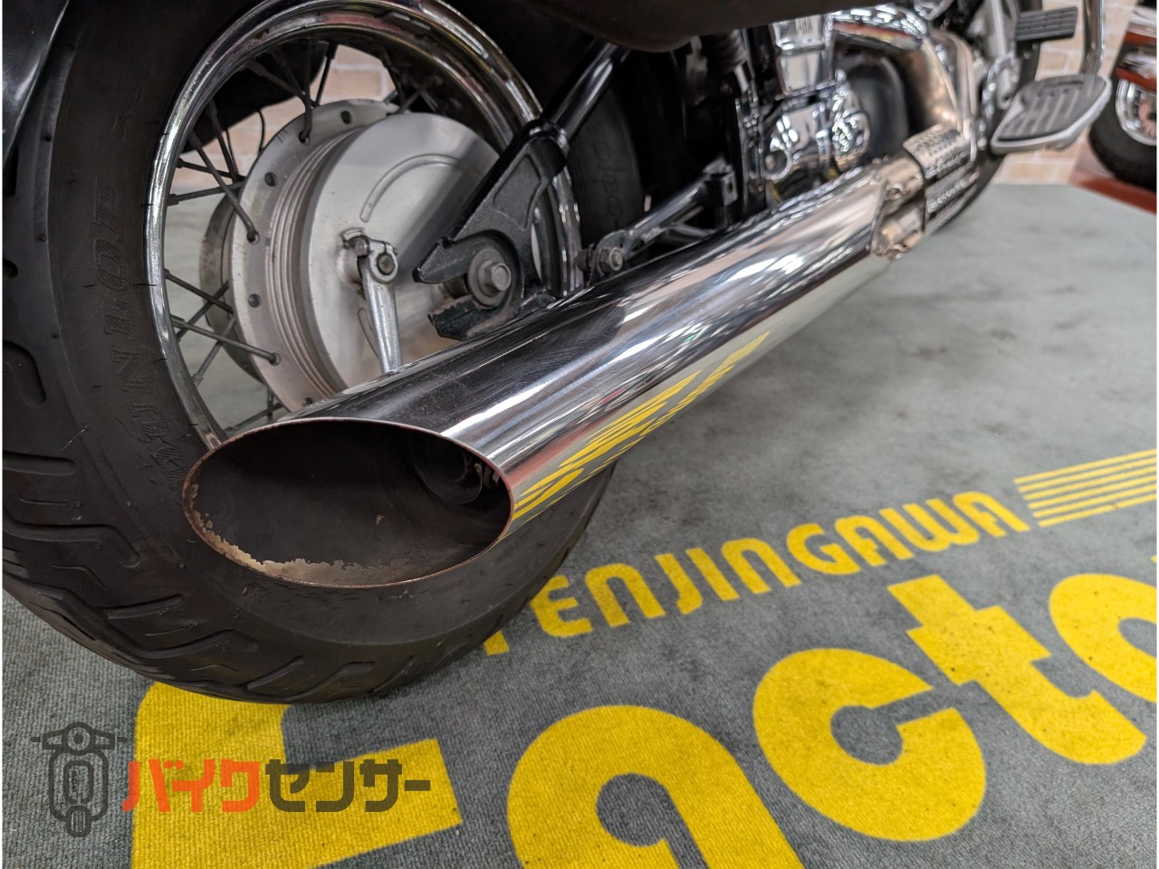 ドラッグスター400クラシック ローライダーマフラー サイドバック バックレスト スクリーン ガード フォグライト_30