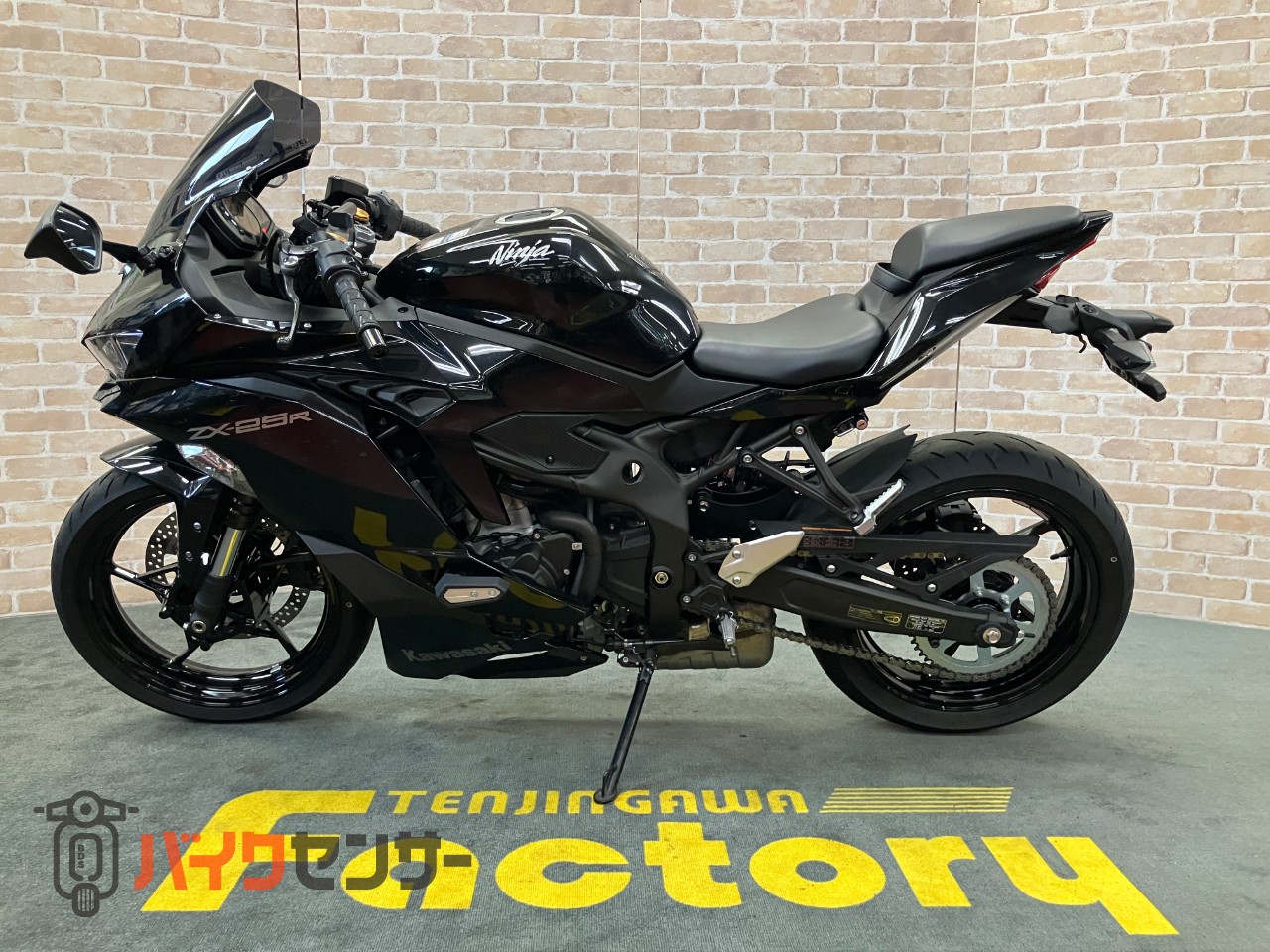 Ninja ZX-25R サイドスライダー　クイックシフター　スモークスクリーン　ラジエターガード_4