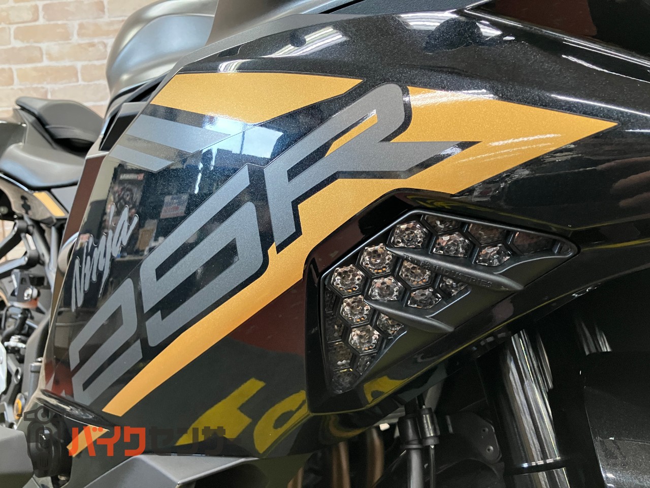 Ninja ZX-25R SE　前後LEDウインカー　スモークテール　ナポレオンミラー　ETC　USB　マウントバー_10