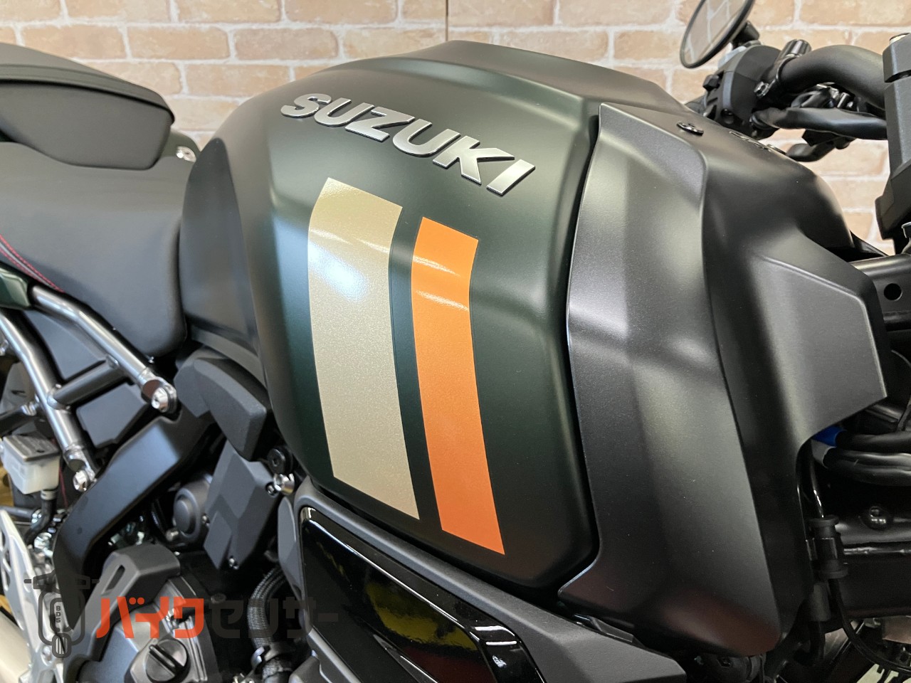 GSX-8TT リチウムイオンバッテリー クイックシフター トラクションコントロール バーエンドミラー_11