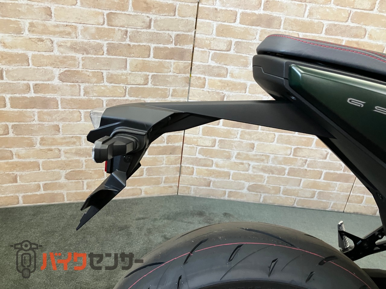 GSX-8TT リチウムイオンバッテリー クイックシフター トラクションコントロール バーエンドミラー_20