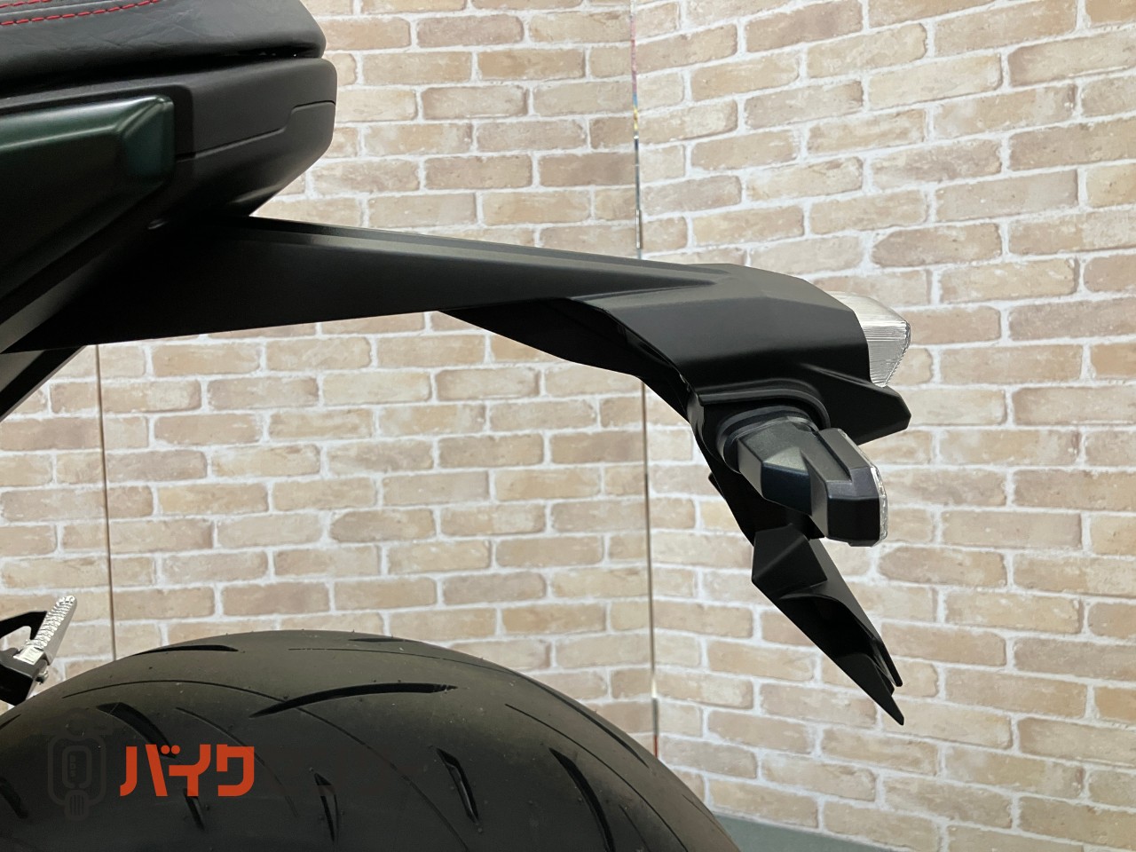 GSX-8TT リチウムイオンバッテリー クイックシフター トラクションコントロール バーエンドミラー_47