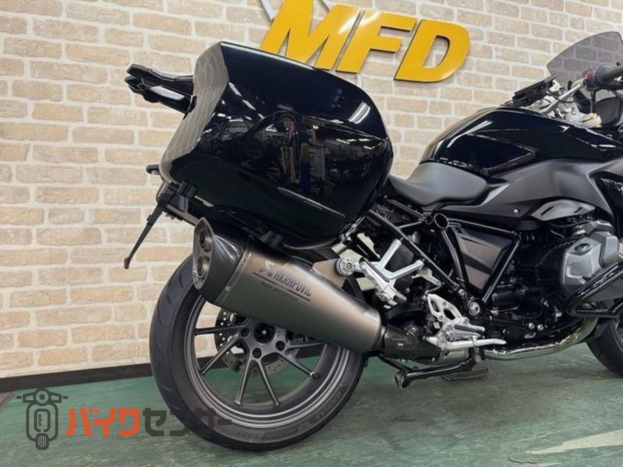 BMW R1250RS アクラポヴィッチマフラー エンジンガード サイドパニア