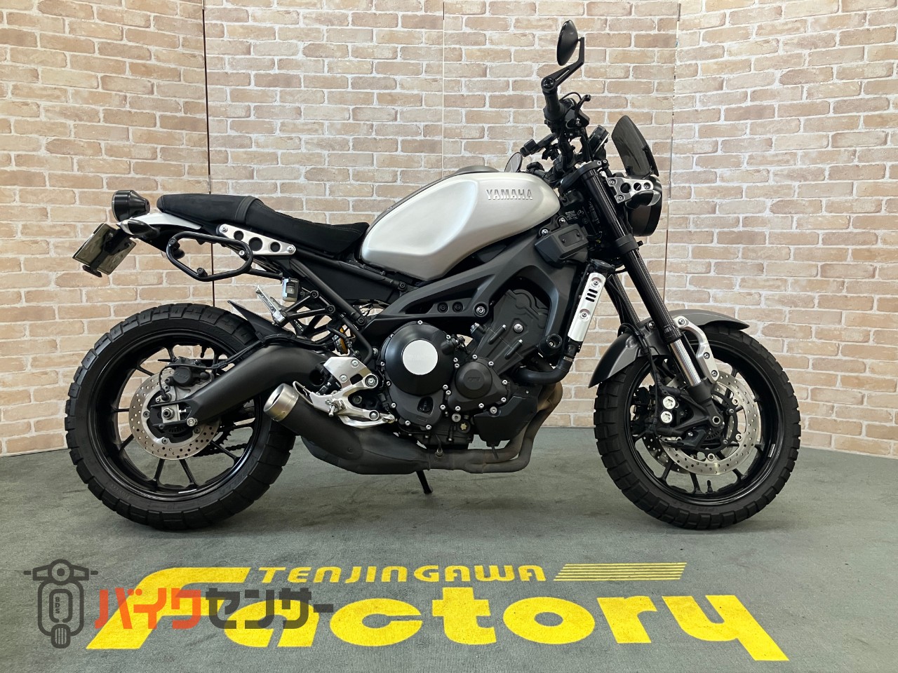 XSR900  前後オーリンズ　　バーエンドミラー　スエードシート　フェンダーレス　サイドサポート　メーターバイザー　ETC_0