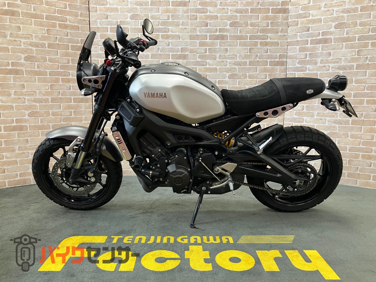 XSR900  前後オーリンズ　　バーエンドミラー　スエードシート　フェンダーレス　サイドサポート　メーターバイザー　ETC_1