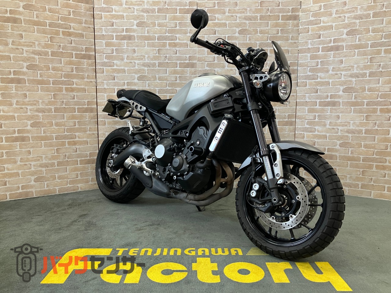 XSR900  前後オーリンズ　　バーエンドミラー　スエードシート　フェンダーレス　サイドサポート　メーターバイザー　ETC_2