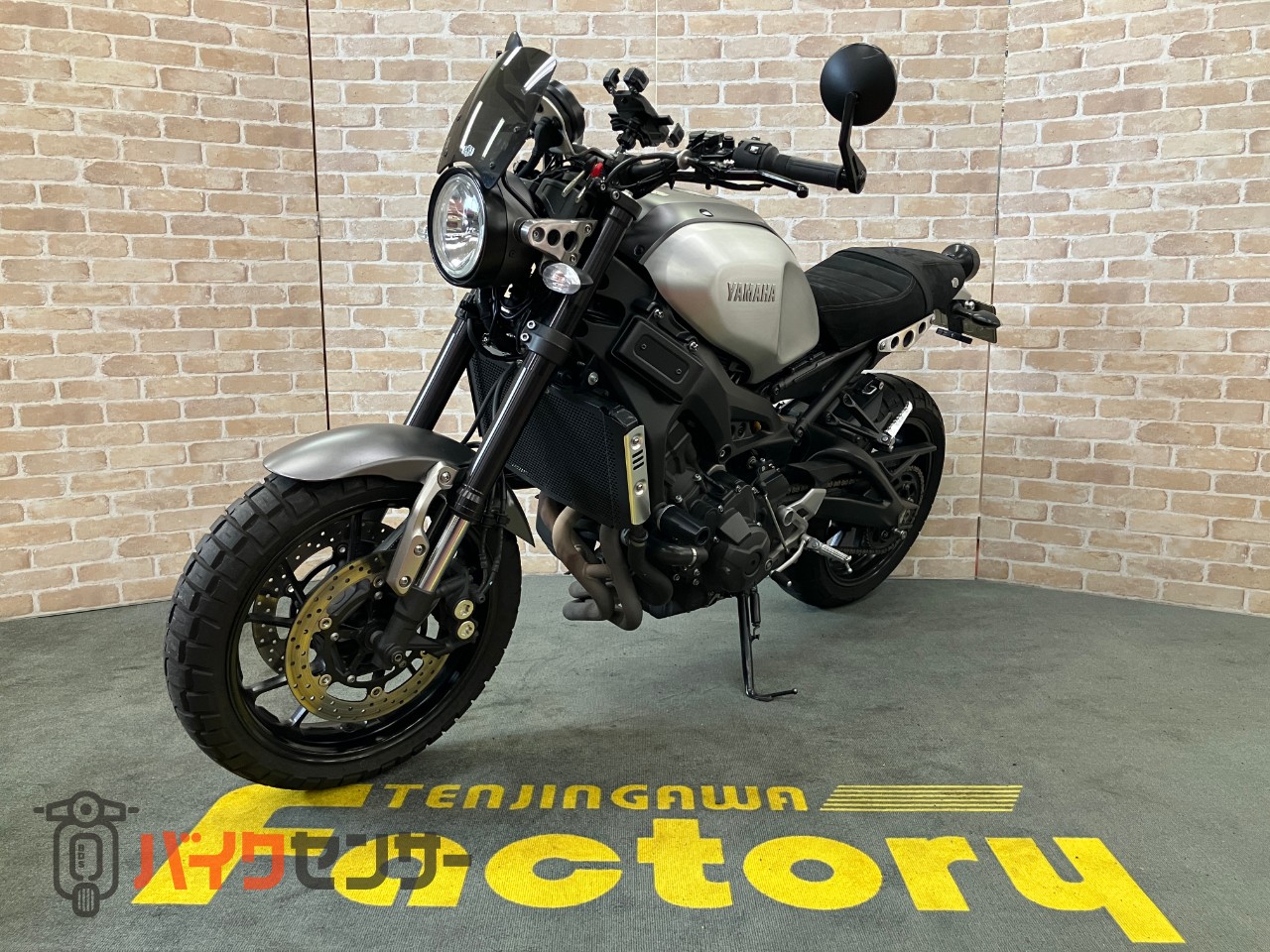XSR900  前後オーリンズ　　バーエンドミラー　スエードシート　フェンダーレス　サイドサポート　メーターバイザー　ETC_3