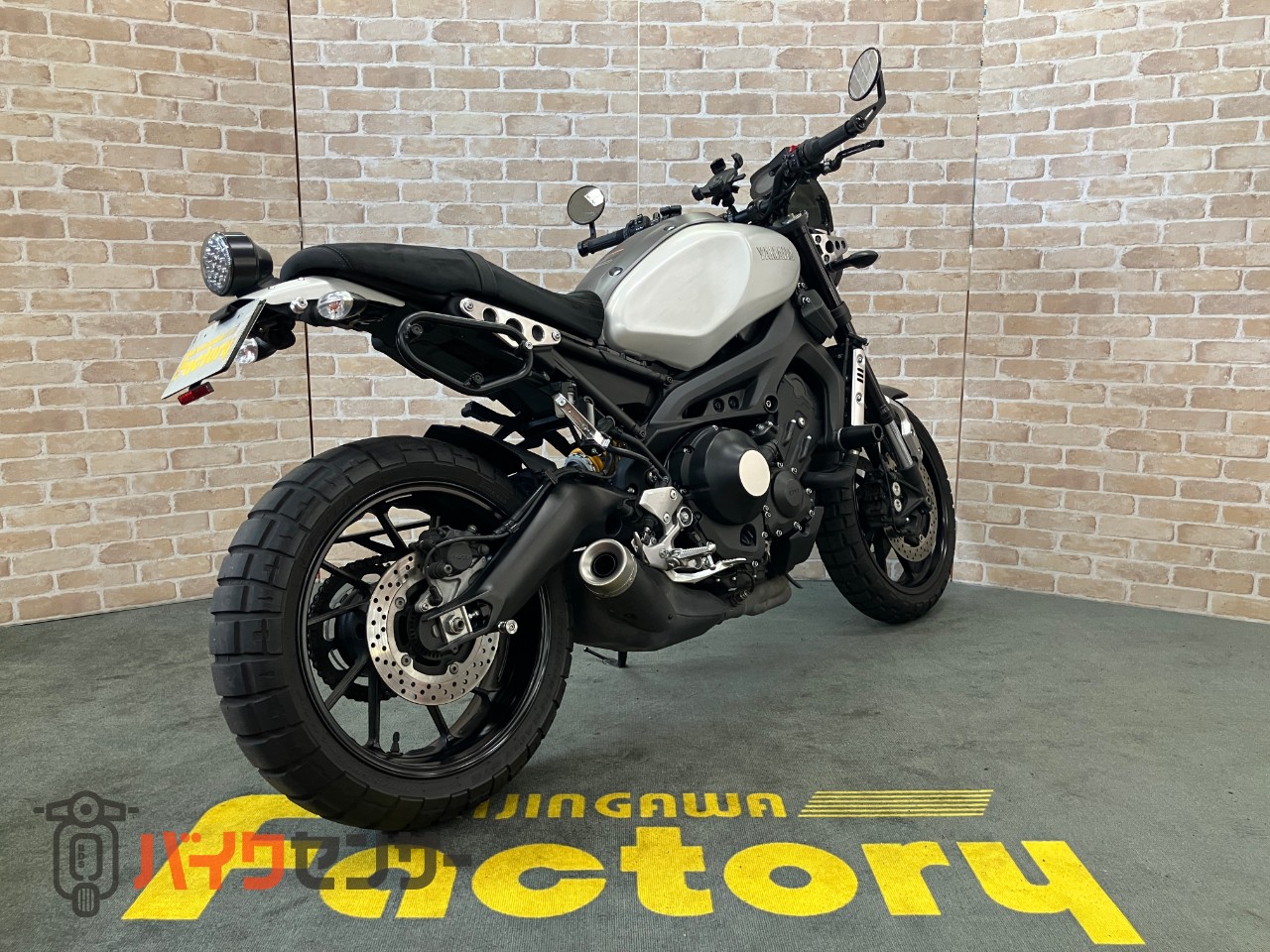 XSR900  前後オーリンズ　　バーエンドミラー　スエードシート　フェンダーレス　サイドサポート　メーターバイザー　ETC_4