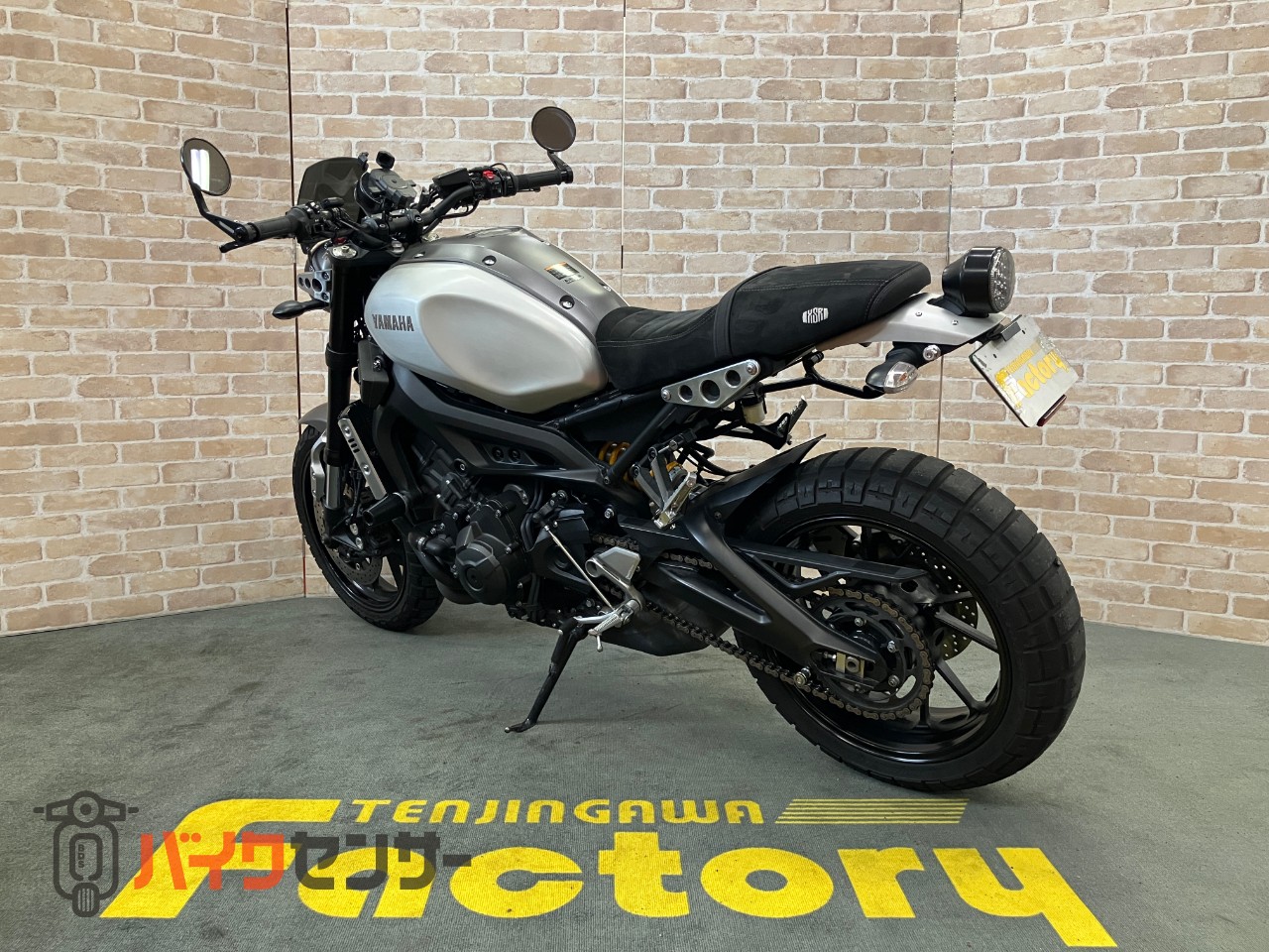 XSR900  前後オーリンズ　　バーエンドミラー　スエードシート　フェンダーレス　サイドサポート　メーターバイザー　ETC_5