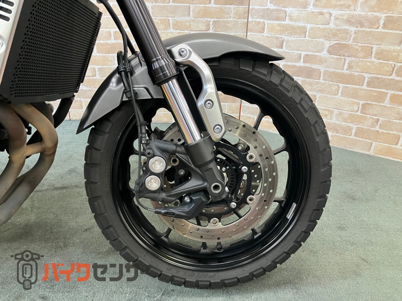 XSR900  前後オーリンズ　　バーエンドミラー　スエードシート　フェンダーレス　サイドサポート　メーターバイザー　ETC_7