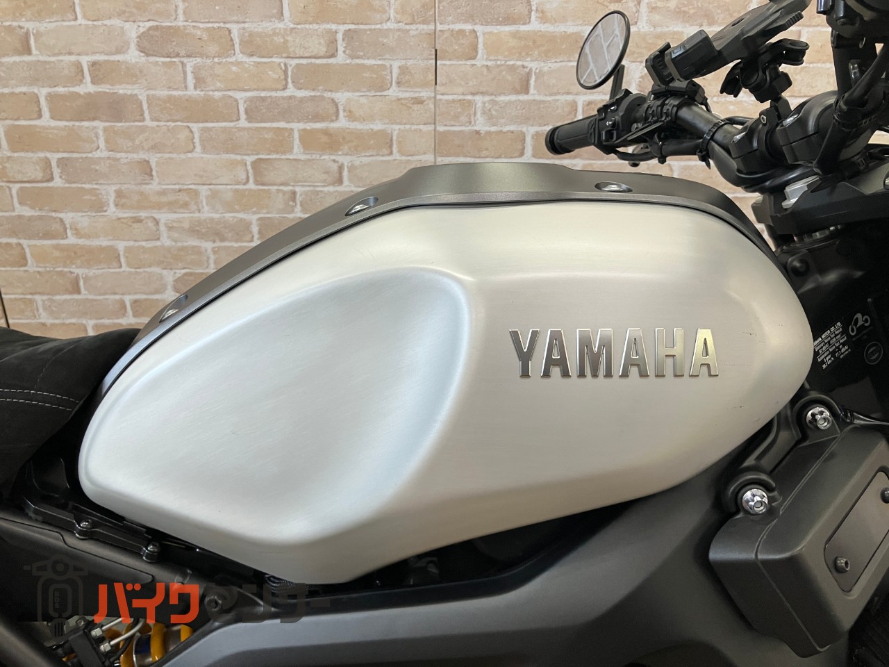 XSR900  前後オーリンズ　　バーエンドミラー　スエードシート　フェンダーレス　サイドサポート　メーターバイザー　ETC_8