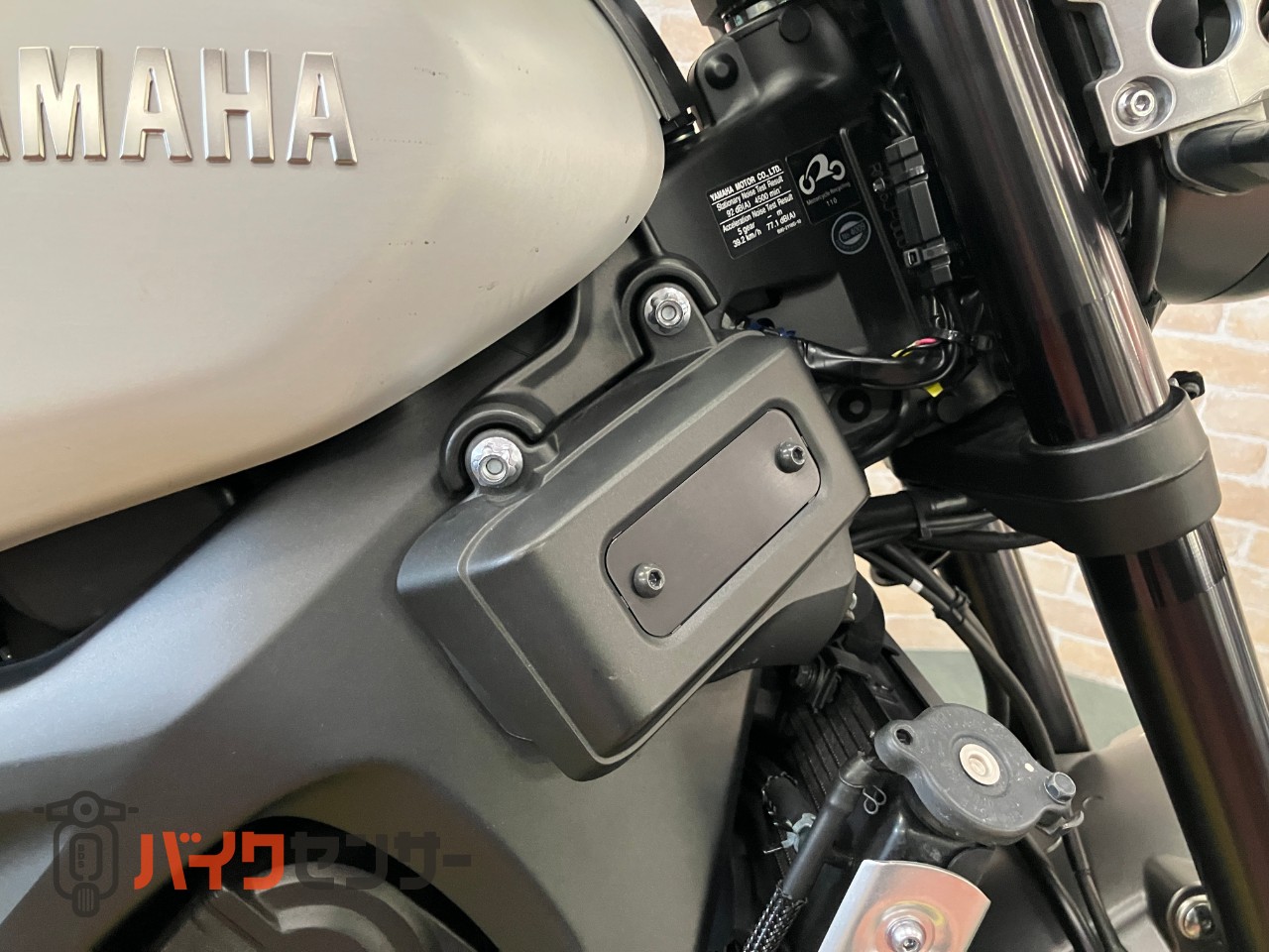 XSR900  前後オーリンズ　　バーエンドミラー　スエードシート　フェンダーレス　サイドサポート　メーターバイザー　ETC_9