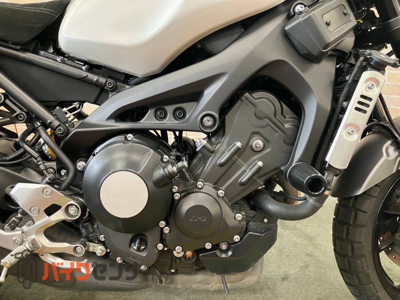 XSR900  前後オーリンズ　　バーエンドミラー　スエードシート　フェンダーレス　サイドサポート　メーターバイザー　ETC_10