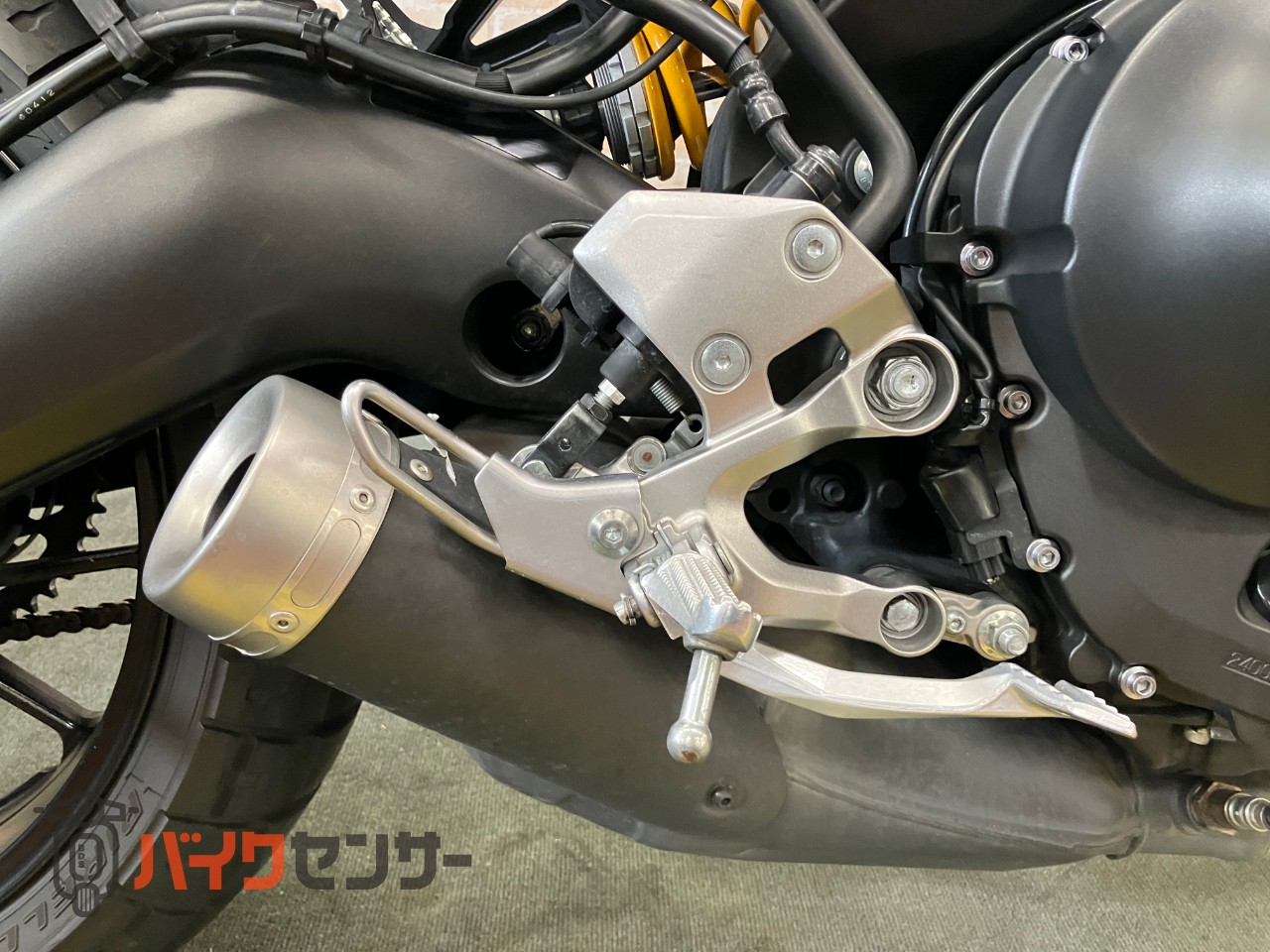 XSR900  前後オーリンズ　　バーエンドミラー　スエードシート　フェンダーレス　サイドサポート　メーターバイザー　ETC_11