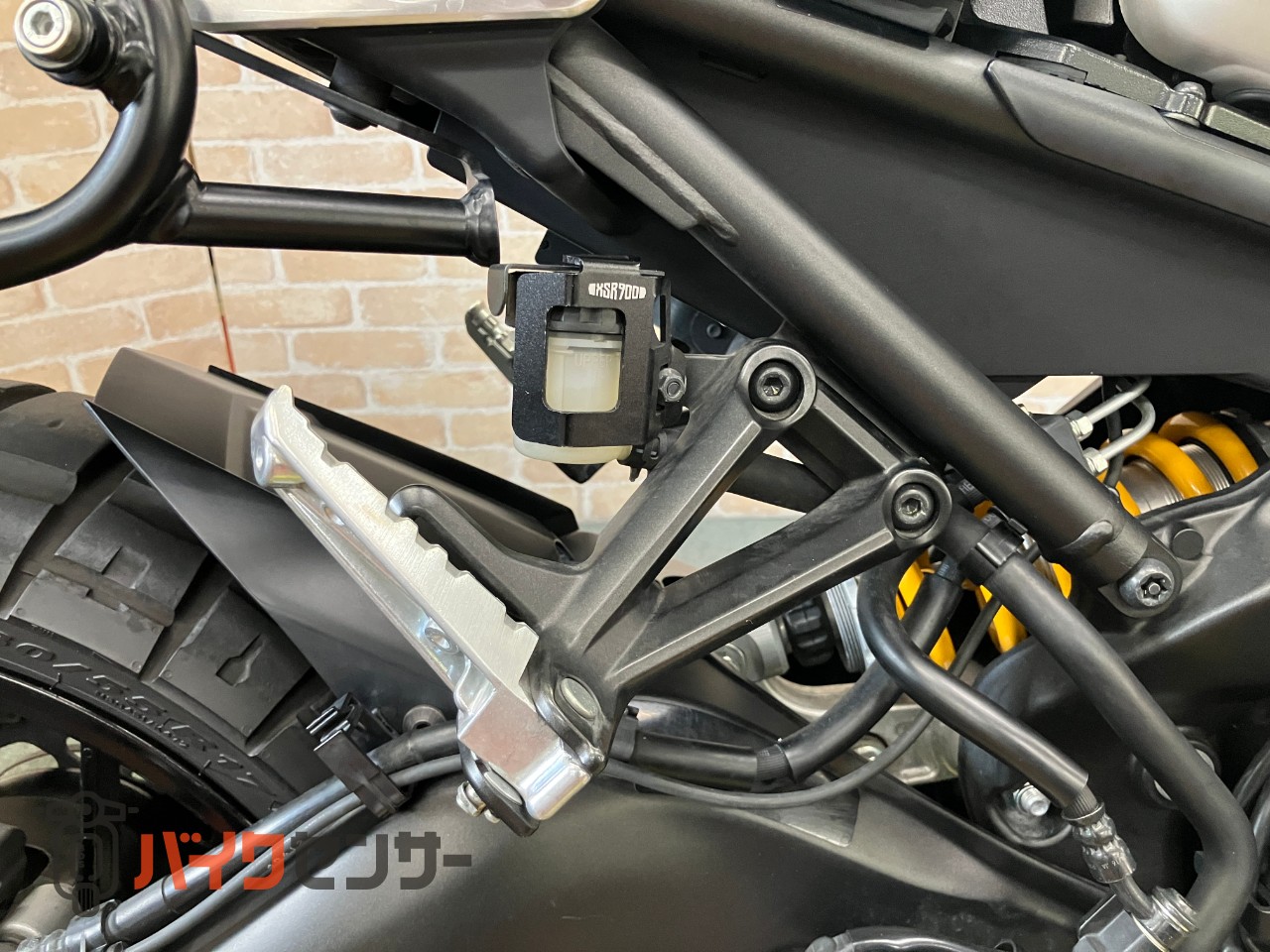 XSR900  前後オーリンズ　　バーエンドミラー　スエードシート　フェンダーレス　サイドサポート　メーターバイザー　ETC_12