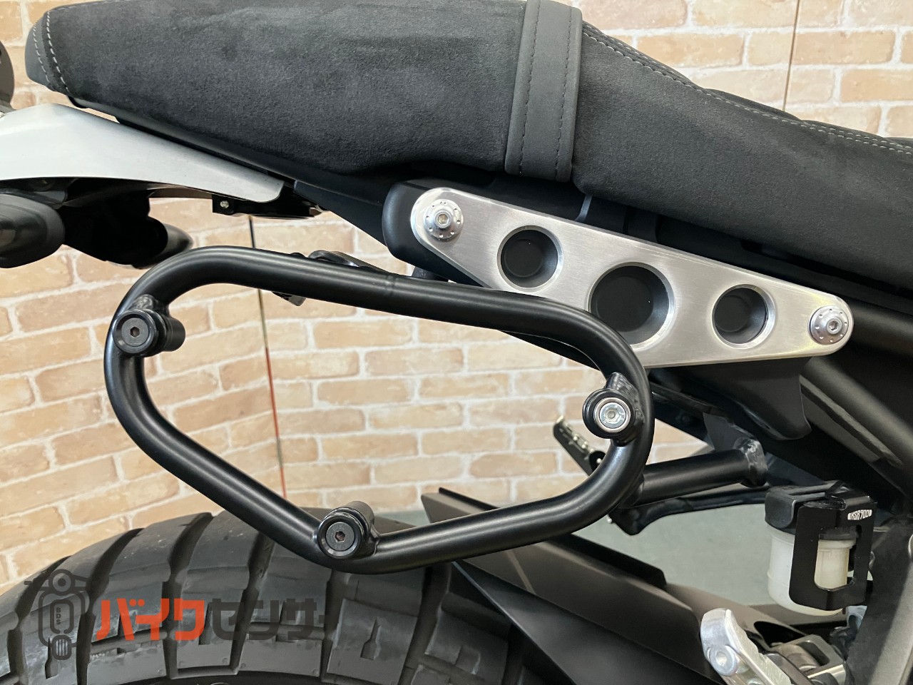 XSR900  前後オーリンズ　　バーエンドミラー　スエードシート　フェンダーレス　サイドサポート　メーターバイザー　ETC_13