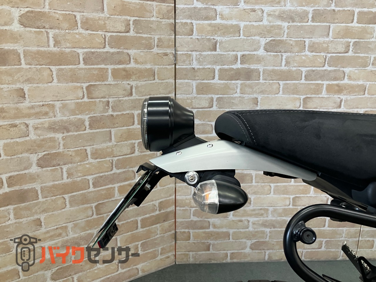 XSR900  前後オーリンズ　　バーエンドミラー　スエードシート　フェンダーレス　サイドサポート　メーターバイザー　ETC_14