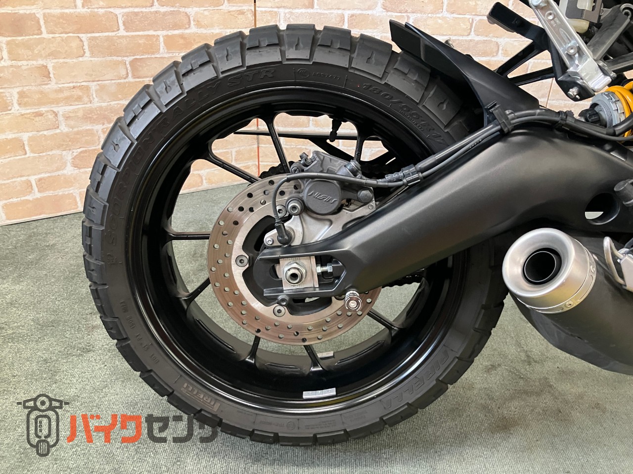 XSR900  前後オーリンズ　　バーエンドミラー　スエードシート　フェンダーレス　サイドサポート　メーターバイザー　ETC_15