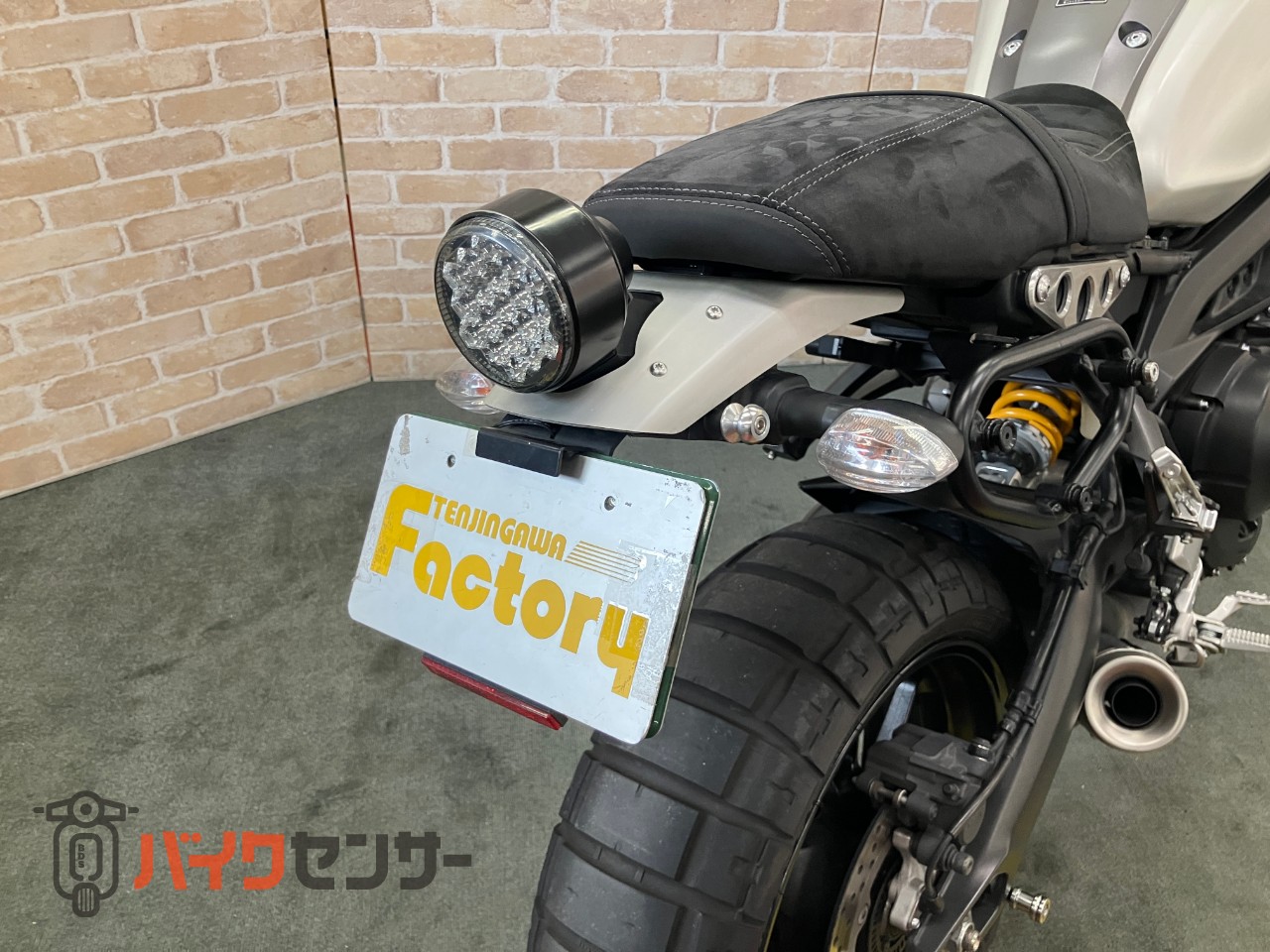 XSR900  前後オーリンズ　　バーエンドミラー　スエードシート　フェンダーレス　サイドサポート　メーターバイザー　ETC_16