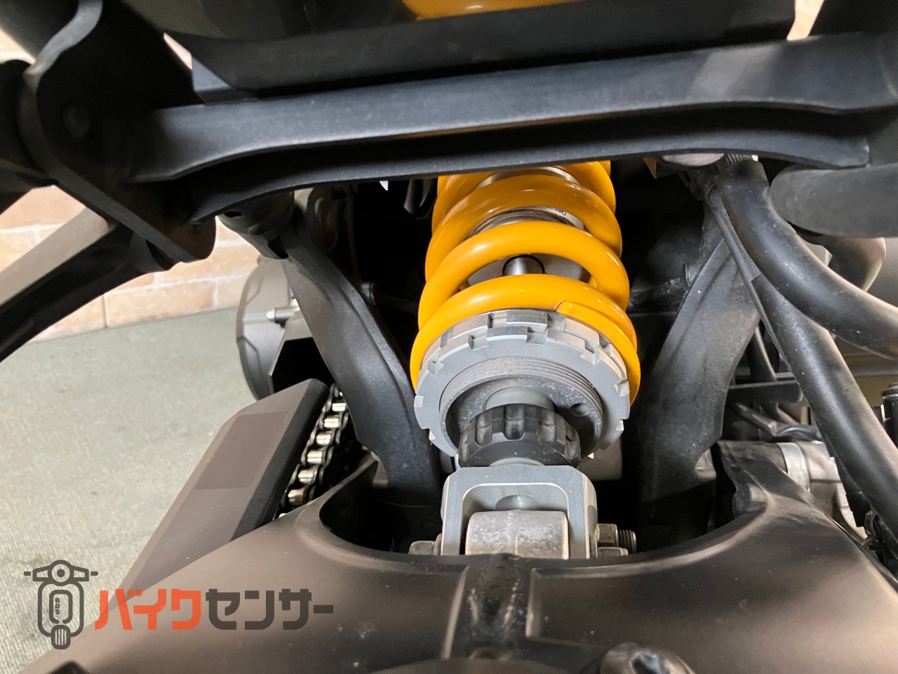 XSR900  前後オーリンズ　　バーエンドミラー　スエードシート　フェンダーレス　サイドサポート　メーターバイザー　ETC_18