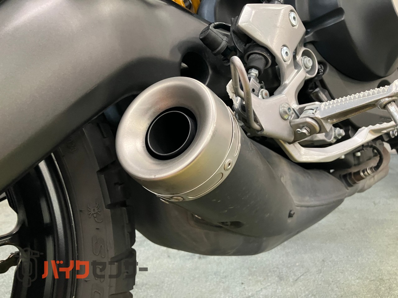 XSR900  前後オーリンズ　　バーエンドミラー　スエードシート　フェンダーレス　サイドサポート　メーターバイザー　ETC_19