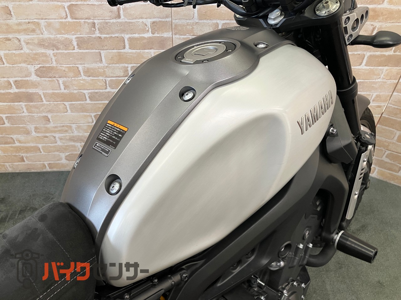 XSR900  前後オーリンズ　　バーエンドミラー　スエードシート　フェンダーレス　サイドサポート　メーターバイザー　ETC_21