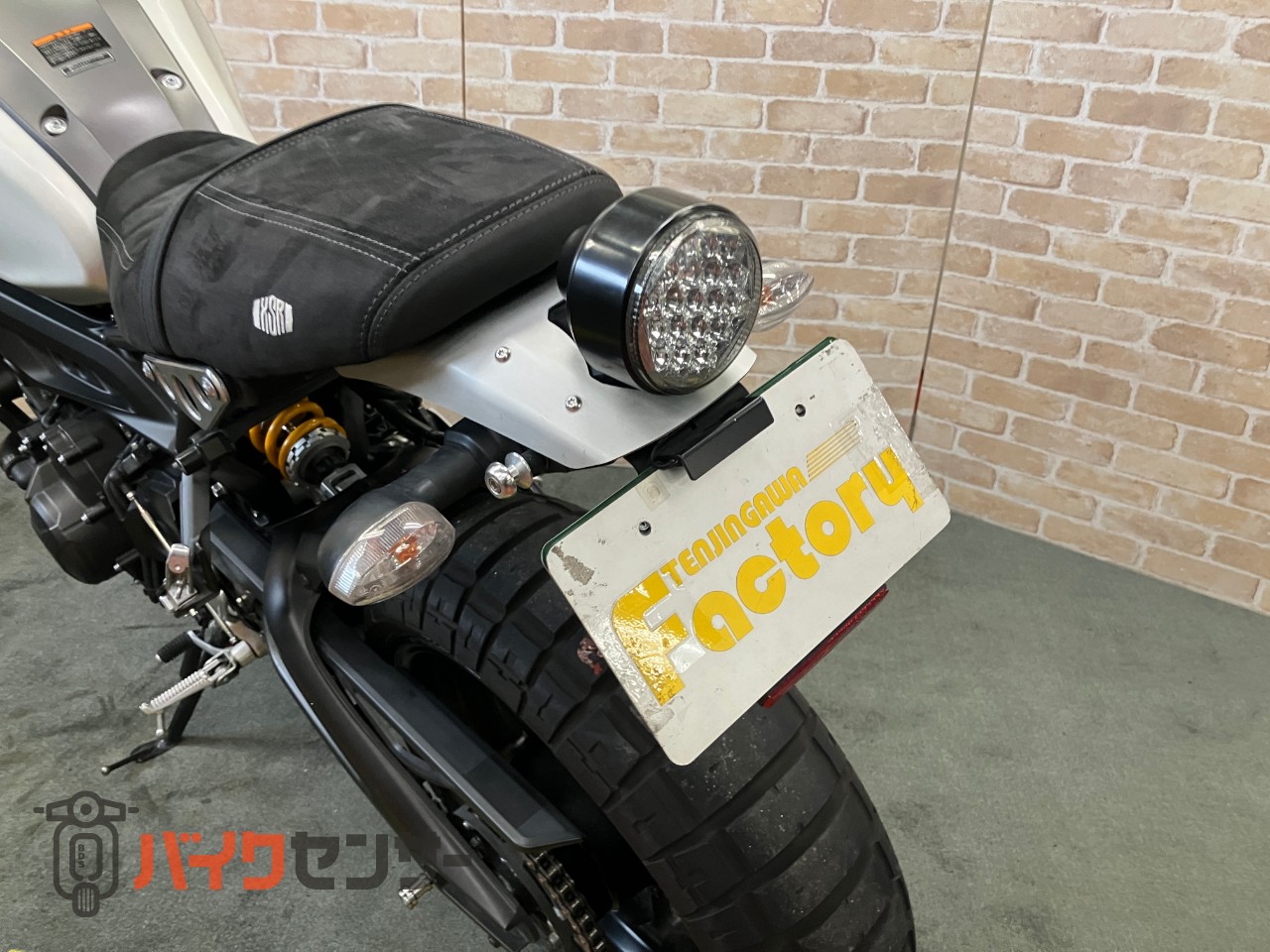 XSR900  前後オーリンズ　　バーエンドミラー　スエードシート　フェンダーレス　サイドサポート　メーターバイザー　ETC_23