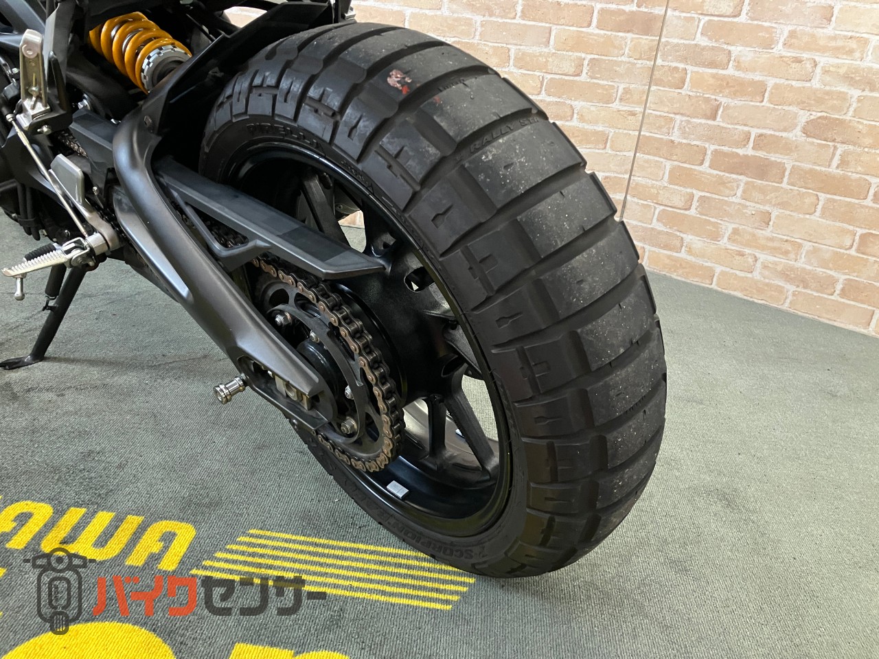 XSR900  前後オーリンズ　　バーエンドミラー　スエードシート　フェンダーレス　サイドサポート　メーターバイザー　ETC_24