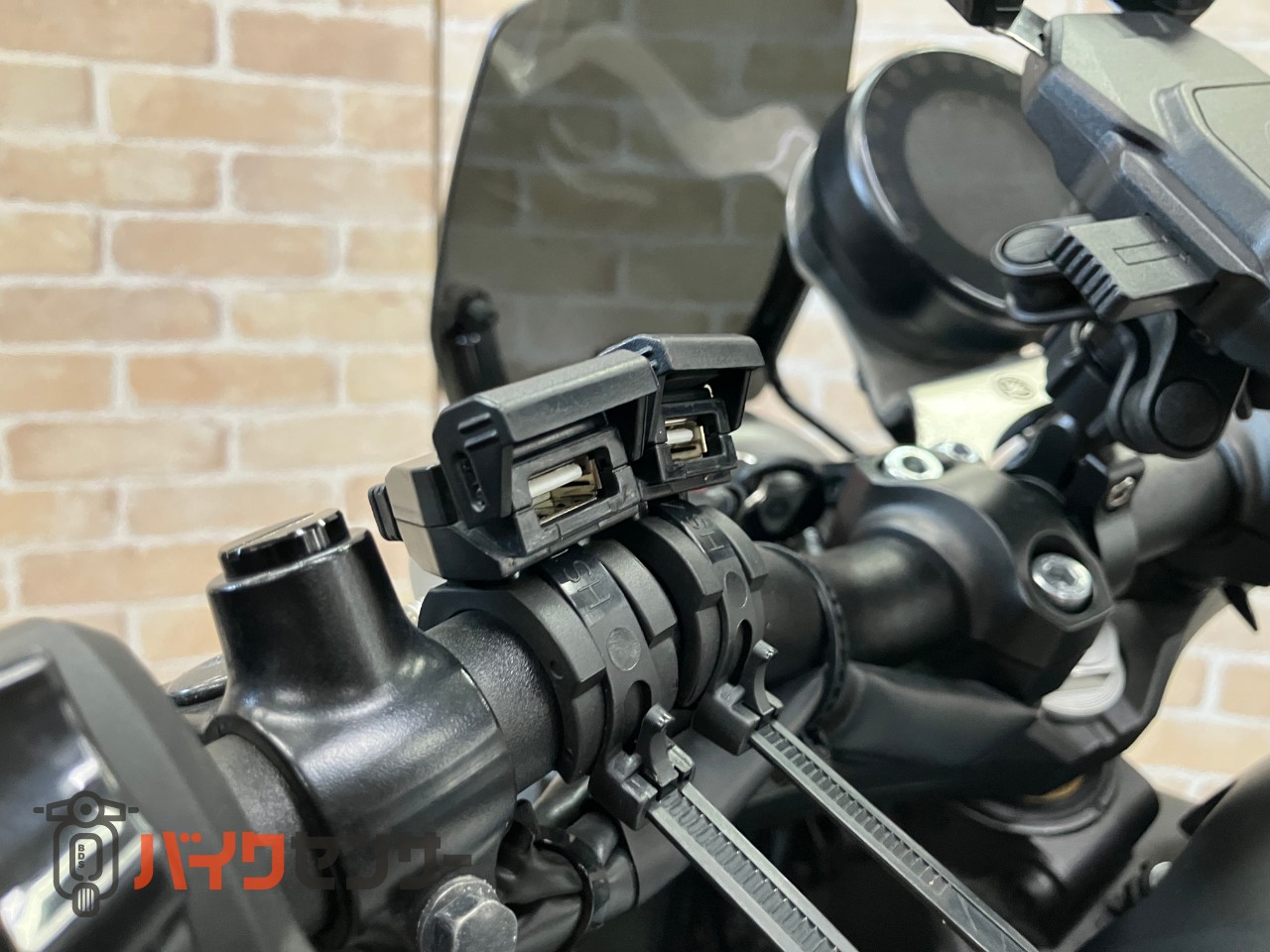 XSR900  前後オーリンズ　　バーエンドミラー　スエードシート　フェンダーレス　サイドサポート　メーターバイザー　ETC_29