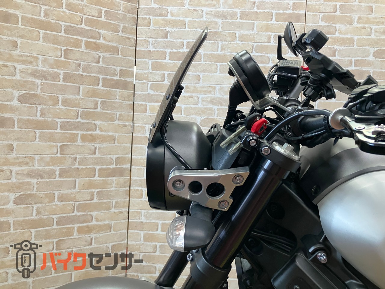 XSR900  前後オーリンズ　　バーエンドミラー　スエードシート　フェンダーレス　サイドサポート　メーターバイザー　ETC_33