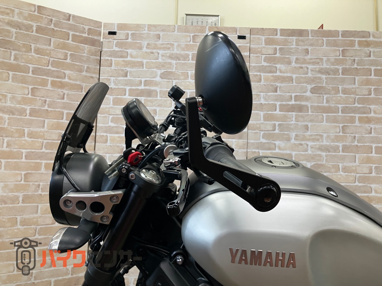 XSR900  前後オーリンズ　　バーエンドミラー　スエードシート　フェンダーレス　サイドサポート　メーターバイザー　ETC_34