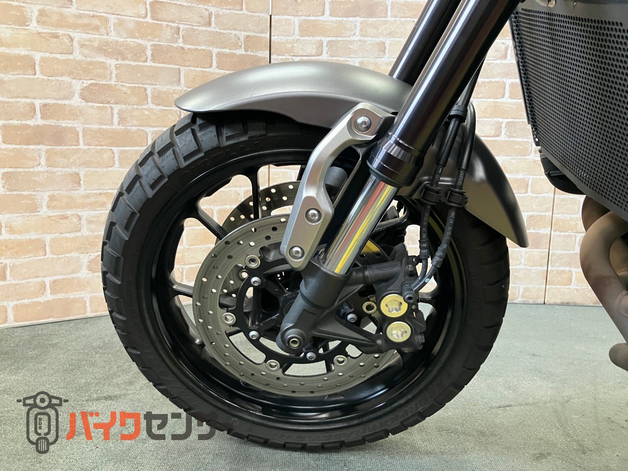 XSR900  前後オーリンズ　　バーエンドミラー　スエードシート　フェンダーレス　サイドサポート　メーターバイザー　ETC_35