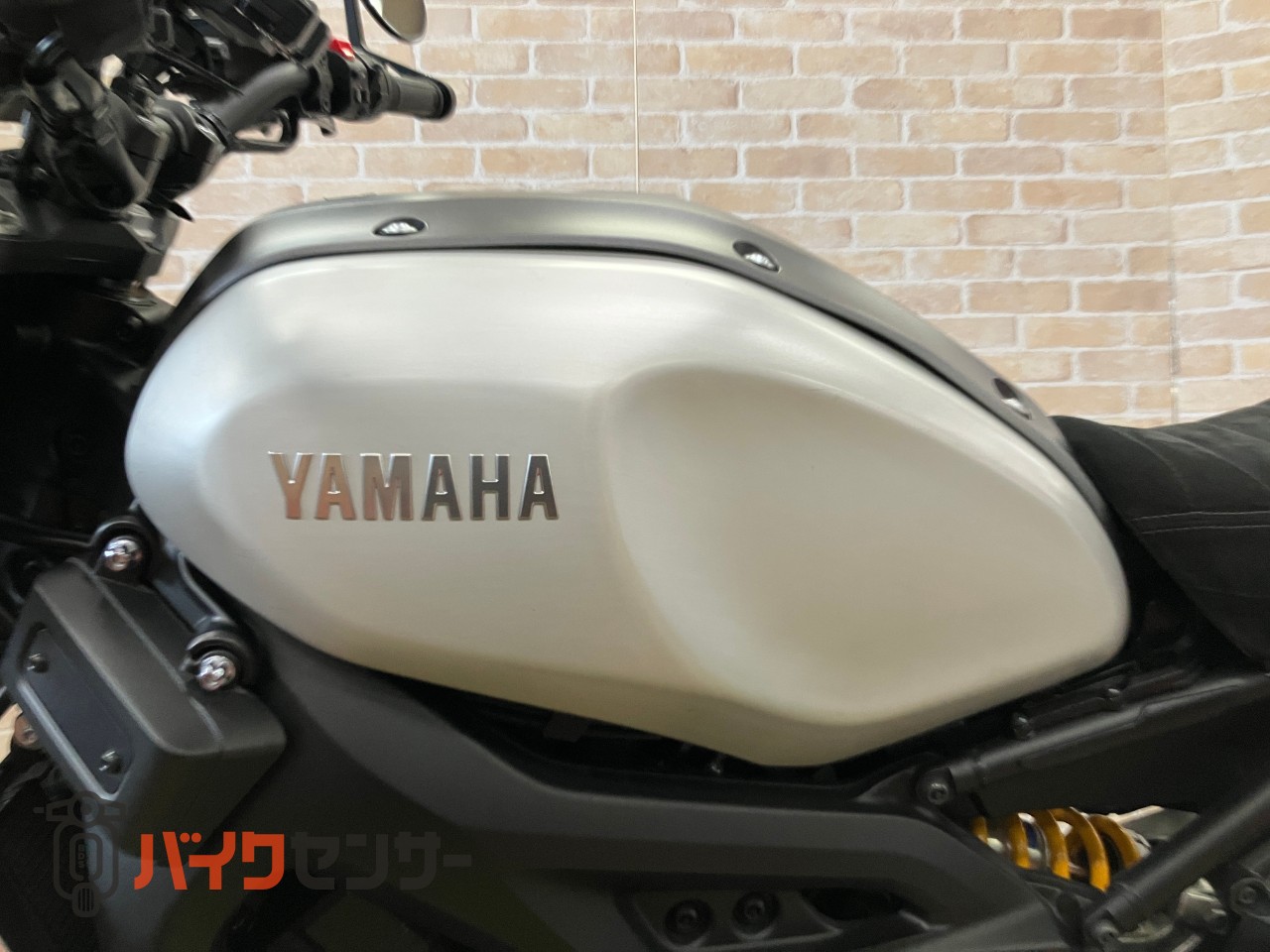 XSR900  前後オーリンズ　　バーエンドミラー　スエードシート　フェンダーレス　サイドサポート　メーターバイザー　ETC_36
