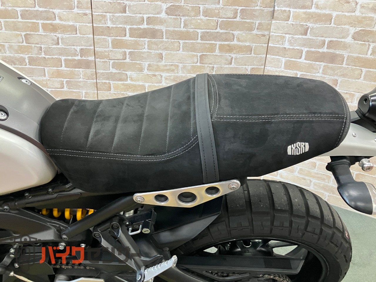 XSR900  前後オーリンズ　　バーエンドミラー　スエードシート　フェンダーレス　サイドサポート　メーターバイザー　ETC_38