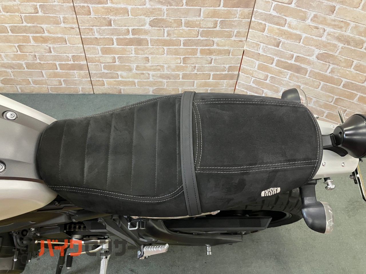 XSR900  前後オーリンズ　　バーエンドミラー　スエードシート　フェンダーレス　サイドサポート　メーターバイザー　ETC_39