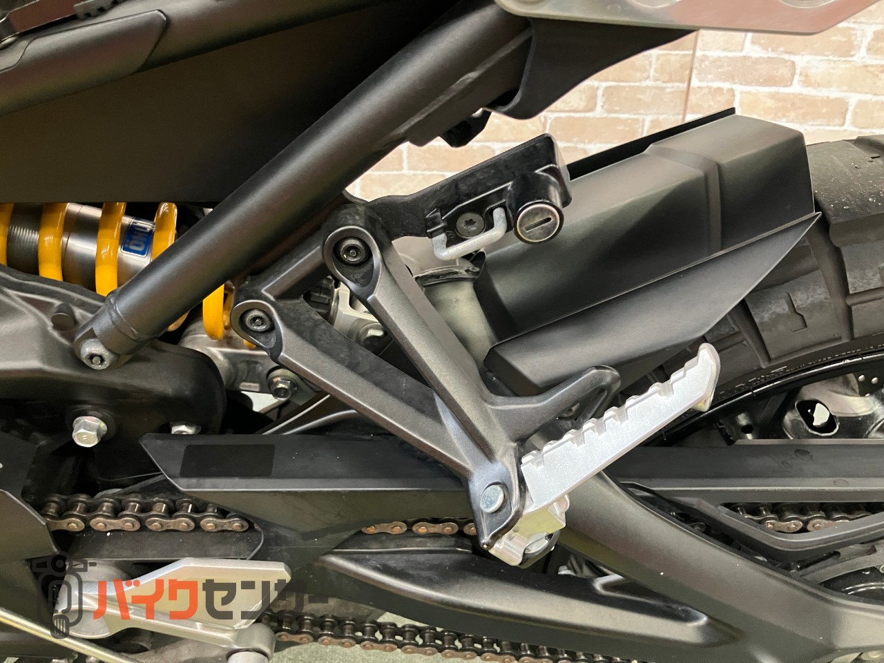 XSR900  前後オーリンズ　　バーエンドミラー　スエードシート　フェンダーレス　サイドサポート　メーターバイザー　ETC_41