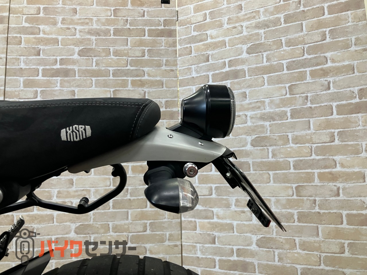 XSR900  前後オーリンズ　　バーエンドミラー　スエードシート　フェンダーレス　サイドサポート　メーターバイザー　ETC_43