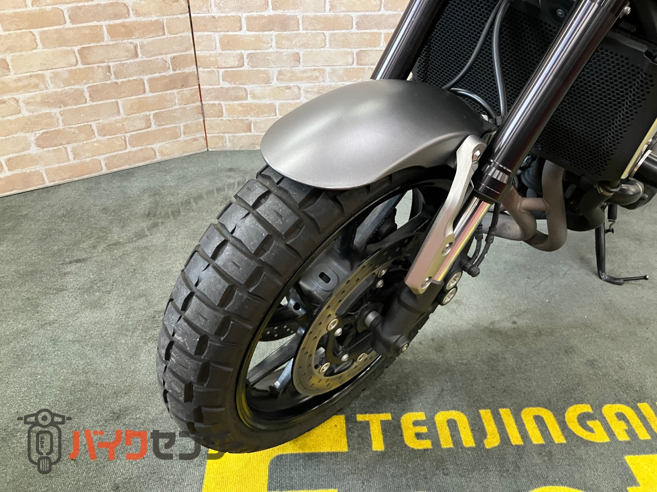 XSR900  前後オーリンズ　　バーエンドミラー　スエードシート　フェンダーレス　サイドサポート　メーターバイザー　ETC_45