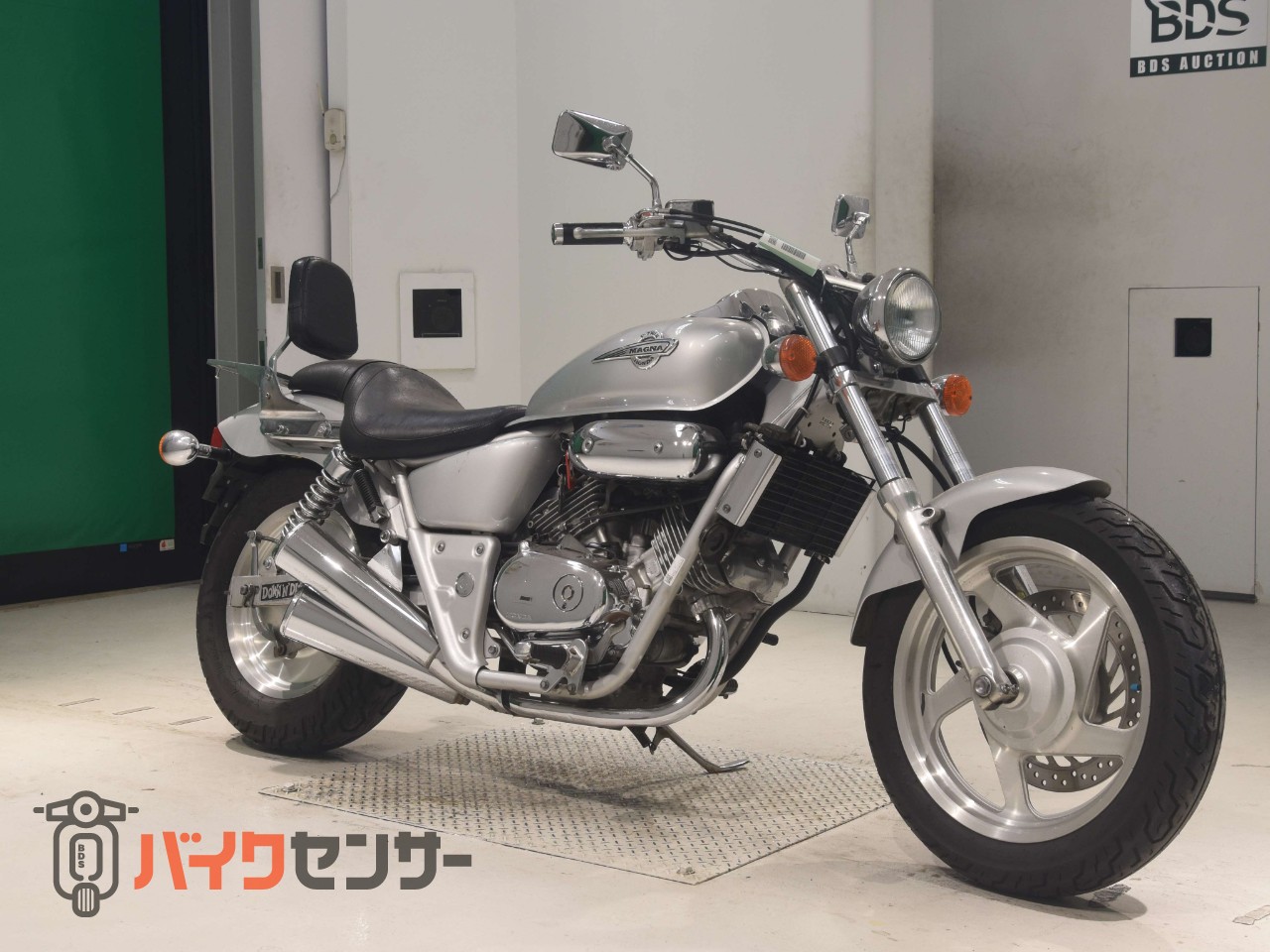 マグナ250　Vツイン水冷エンジン　リアキャリア_2