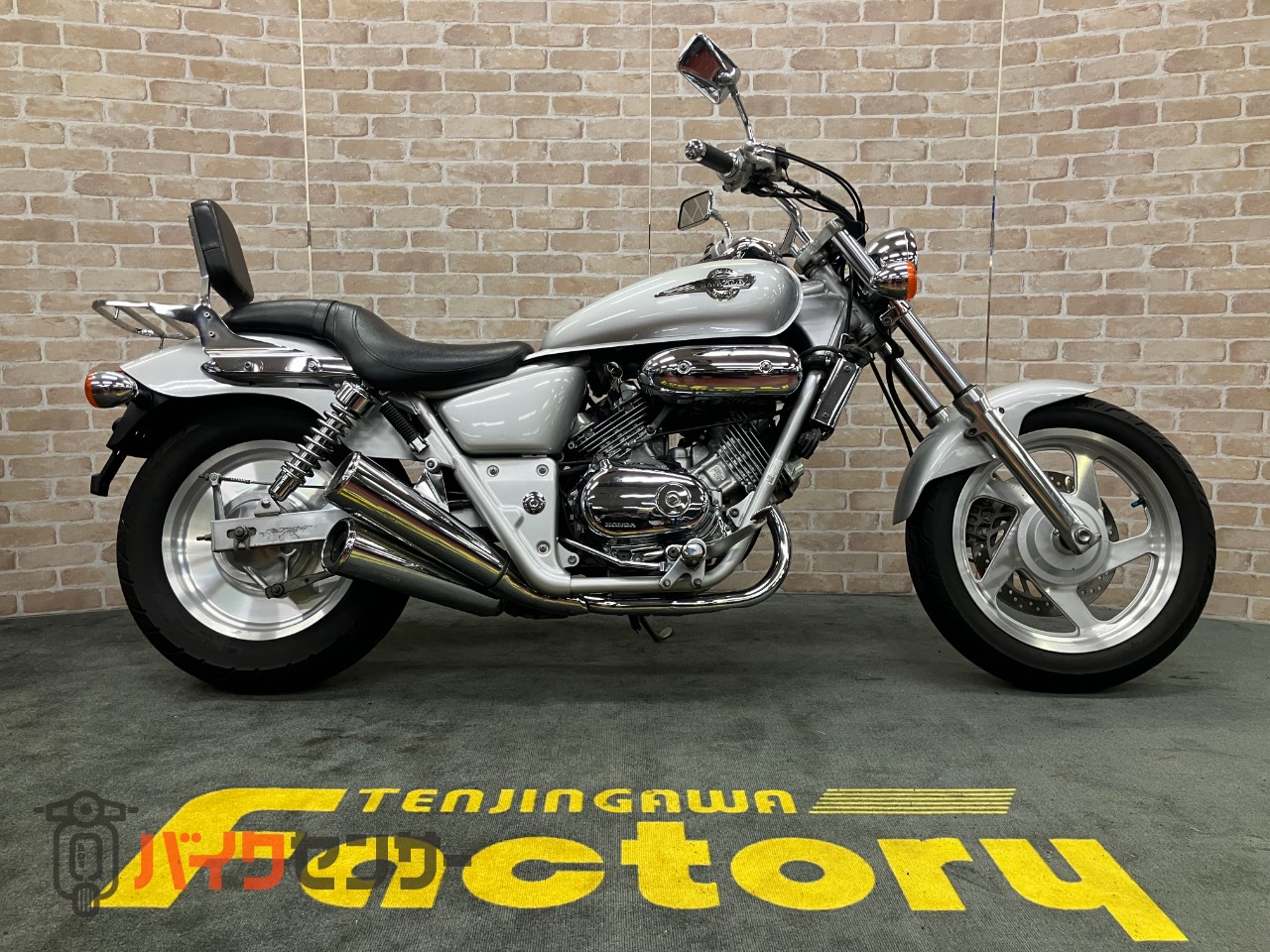 ホンダマグナ250 Vツイン水冷エンジン リアキャリア