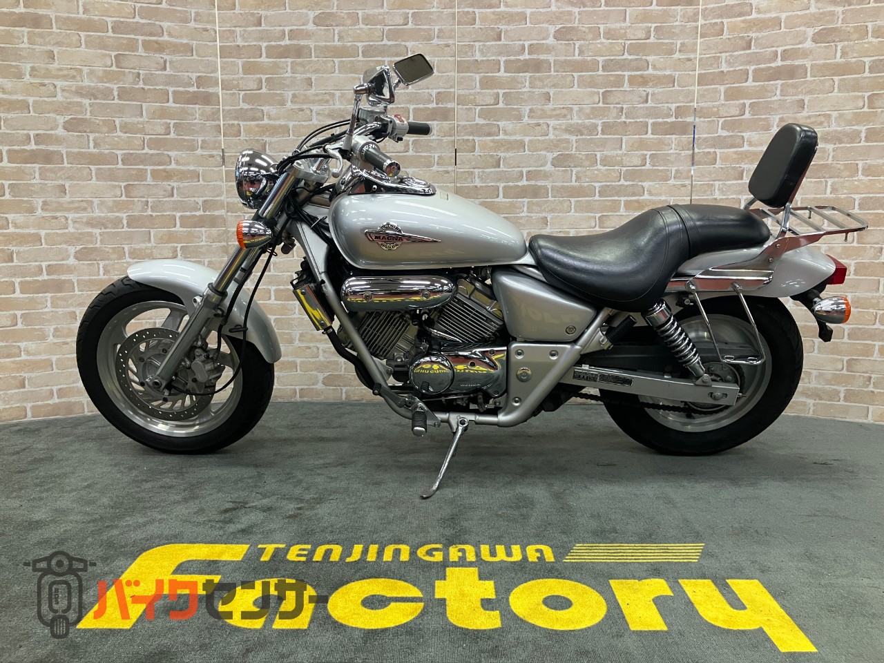 ホンダマグナ250 Vツイン水冷エンジン リアキャリア