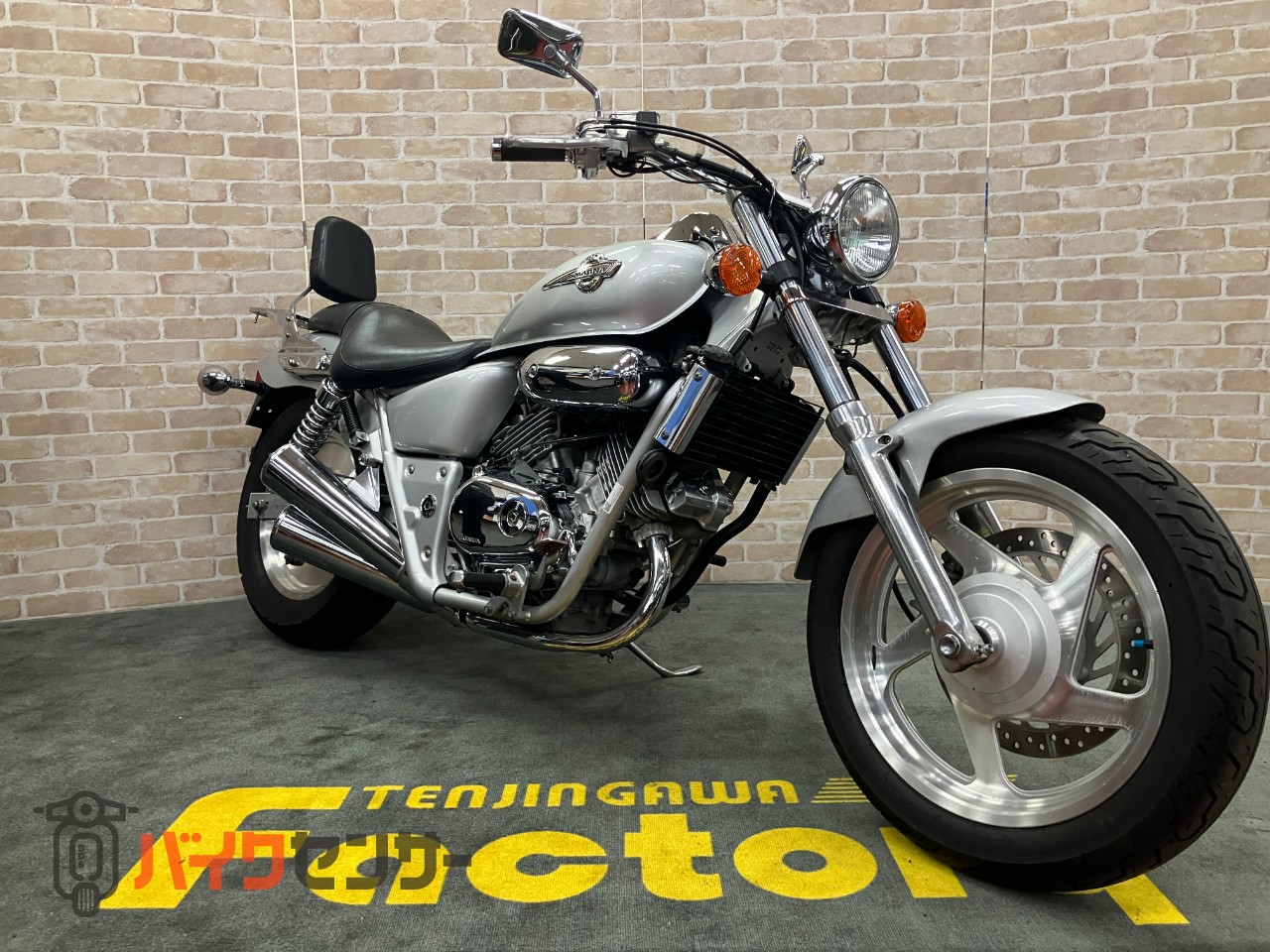 ホンダマグナ250 Vツイン水冷エンジン リアキャリア