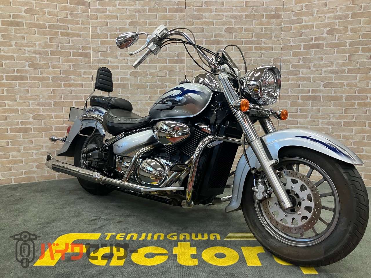 イントルーダー400クラシック　キャブレター車　エンジンガード　バックレスト　サイドサポート　ハンドル　フィッシュテールマフラー_2