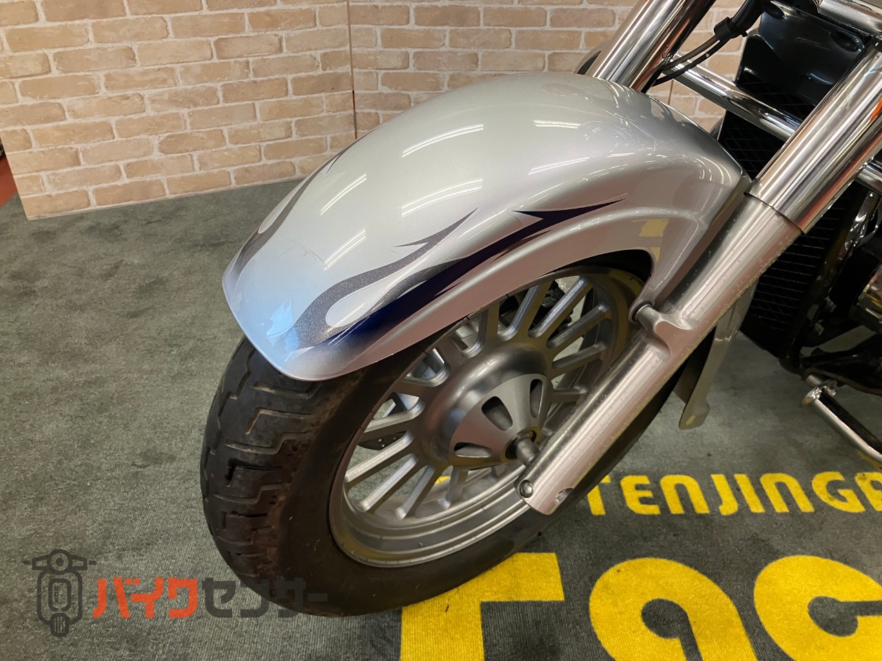 イントルーダー400クラシック　キャブレター車　エンジンガード　バックレスト　サイドサポート　ハンドル　フィッシュテールマフラー_15