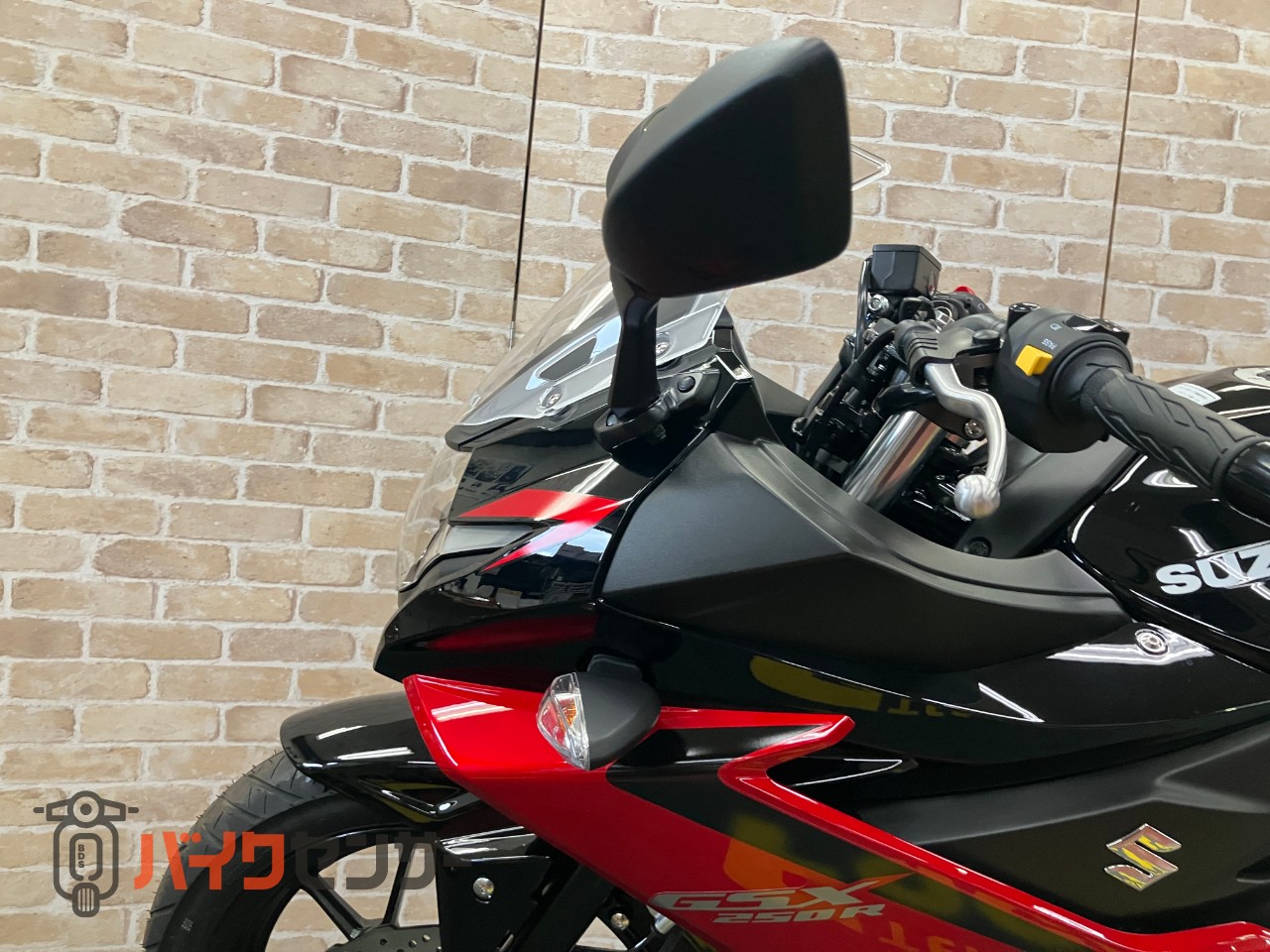 GSX250R　M4モデル　LEDヘッドライト　SEPエンジン　4サイクル水冷2気筒_10