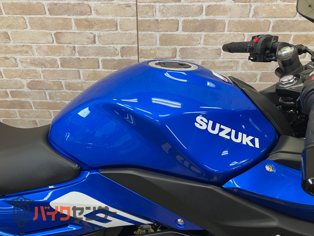 GSX250RM4モデル　LEDヘッドライト　SEPエンジン　4サイクル水冷2気筒_34