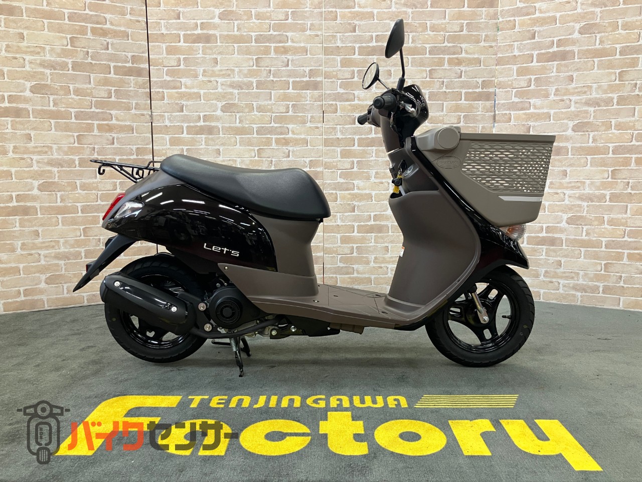 レッツバスケット ワンオーナー　ロールシャッター付前カゴ搭載モデル　グラスミッドナイトブラウン　メットインスクーター_0